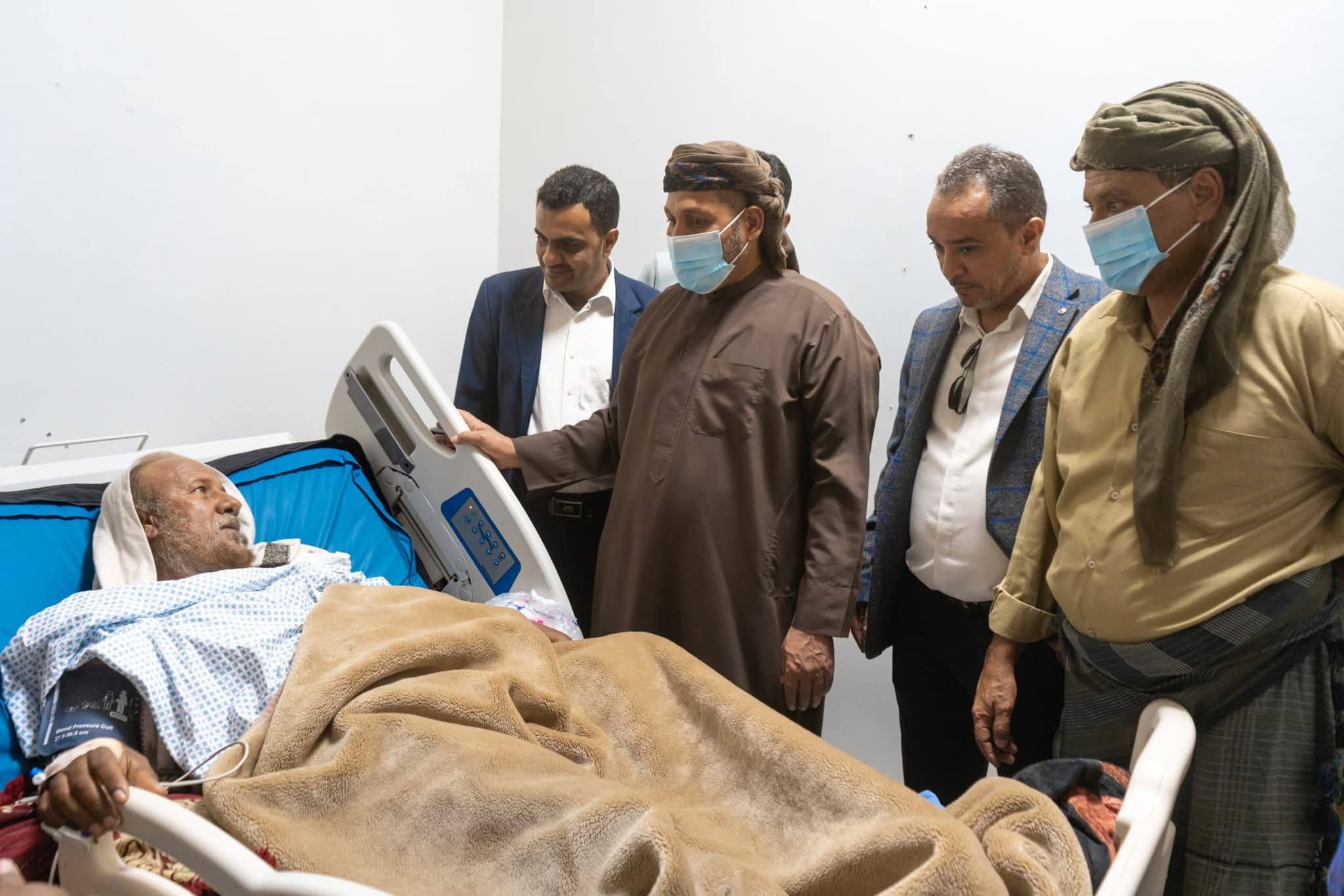 محافظ سقطرى يزور مستشفى خليفة ويطلع على مستوى الخدمات الطبية المقدمة للمرضى - محافظ سقطرى يزور مستشفى خليفة ويطلع على مستوى الخدمات الطبية المقدمة للمرضى -