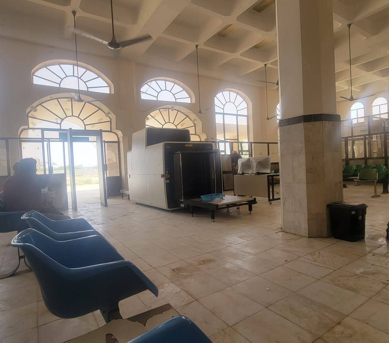 مطار عتق الدولي يدشّن جهازًا أمنيًا حديثًا لتعزيز الأمن ورفع كفاءة الخدمات - مطار عتق الدولي يدشّن جهازًا أمنيًا حديثًا لتعزيز الأمن ورفع كفاءة الخدمات -