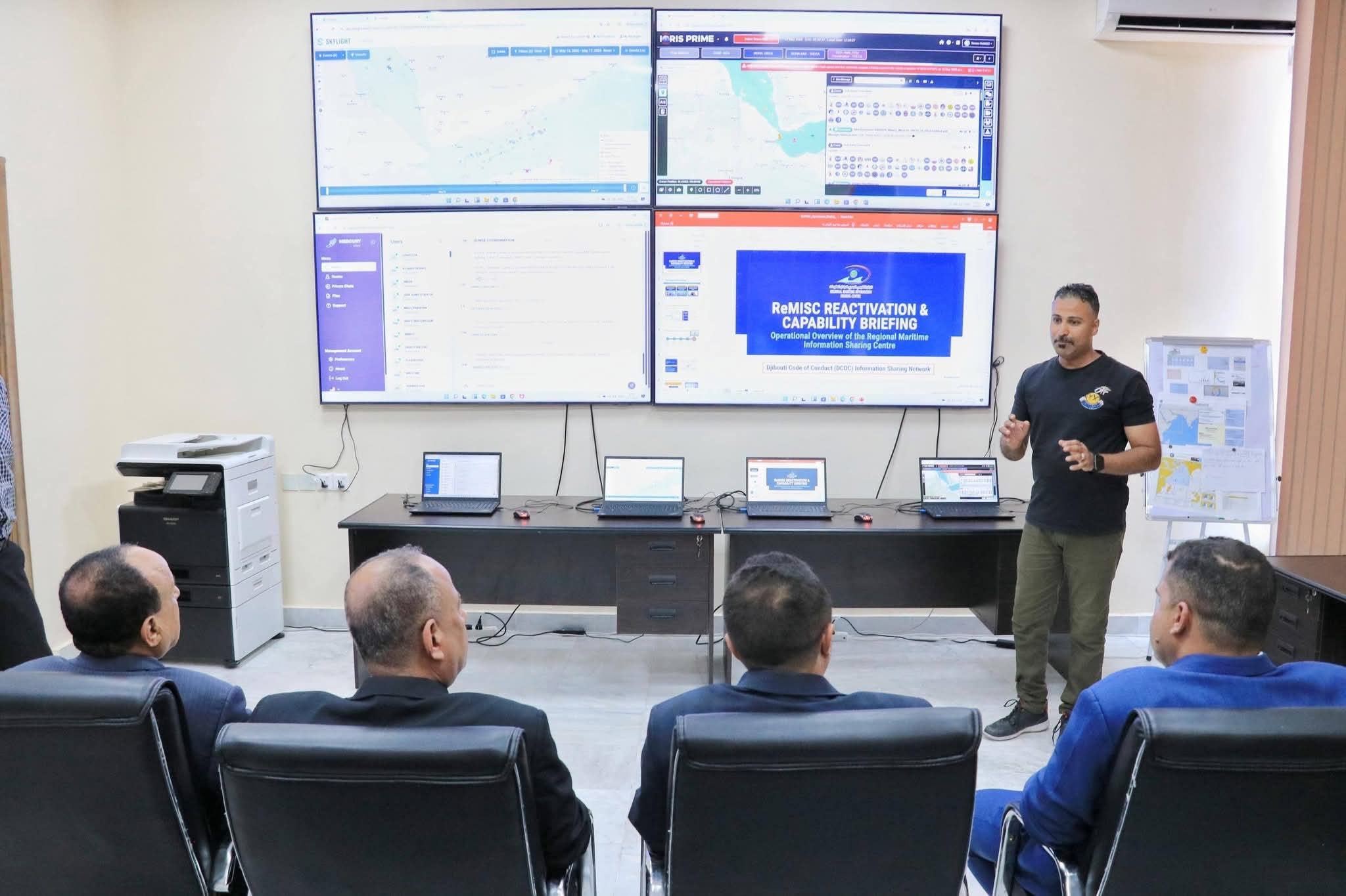 وزير النقل يبحث مع قيادة الشؤون البحرية تداعيات التسرب الزيتي وآليات رفع كفاءة العمل المؤسسي - وزير النقل يبحث مع قيادة الشؤون البحرية تداعيات التسرب الزيتي وآليات رفع كفاءة العمل المؤسسي -