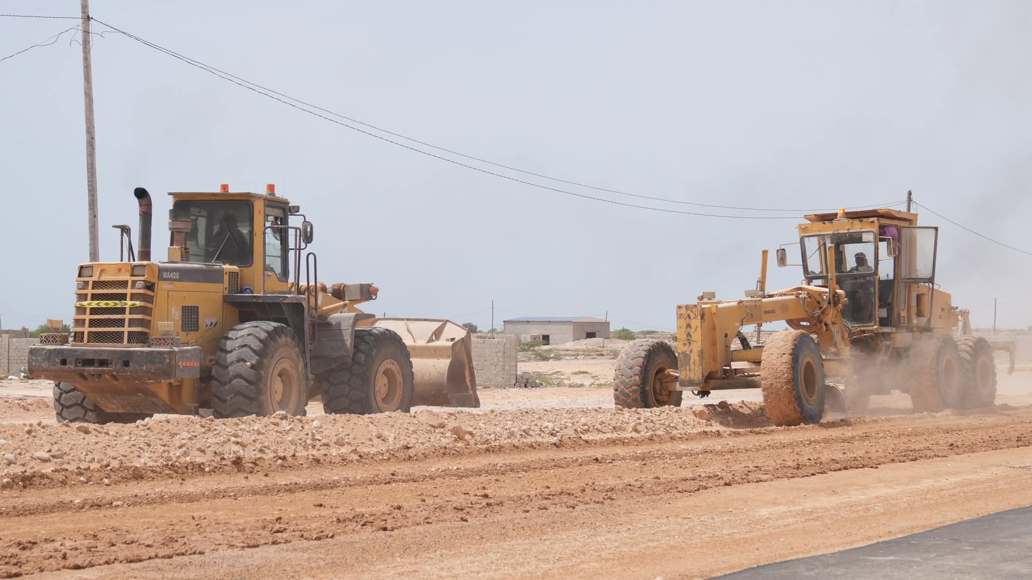 محافظ المهرة يطّلع على سير العمل في مشروع توسعة وتشطيب المدخل الجنوبي لمدينة الغيضة - محافظ المهرة يطّلع على سير العمل في مشروع توسعة وتشطيب المدخل الجنوبي لمدينة الغيضة -