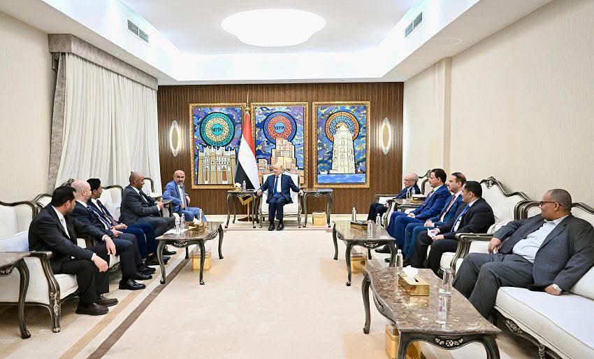 رئيس مجلس القيادة يجدد التزام الدولة بإغلاق كامل لملف المحتجزين - رئيس مجلس القيادة يجدد التزام الدولة بإغلاق كامل لملف المحتجزين -