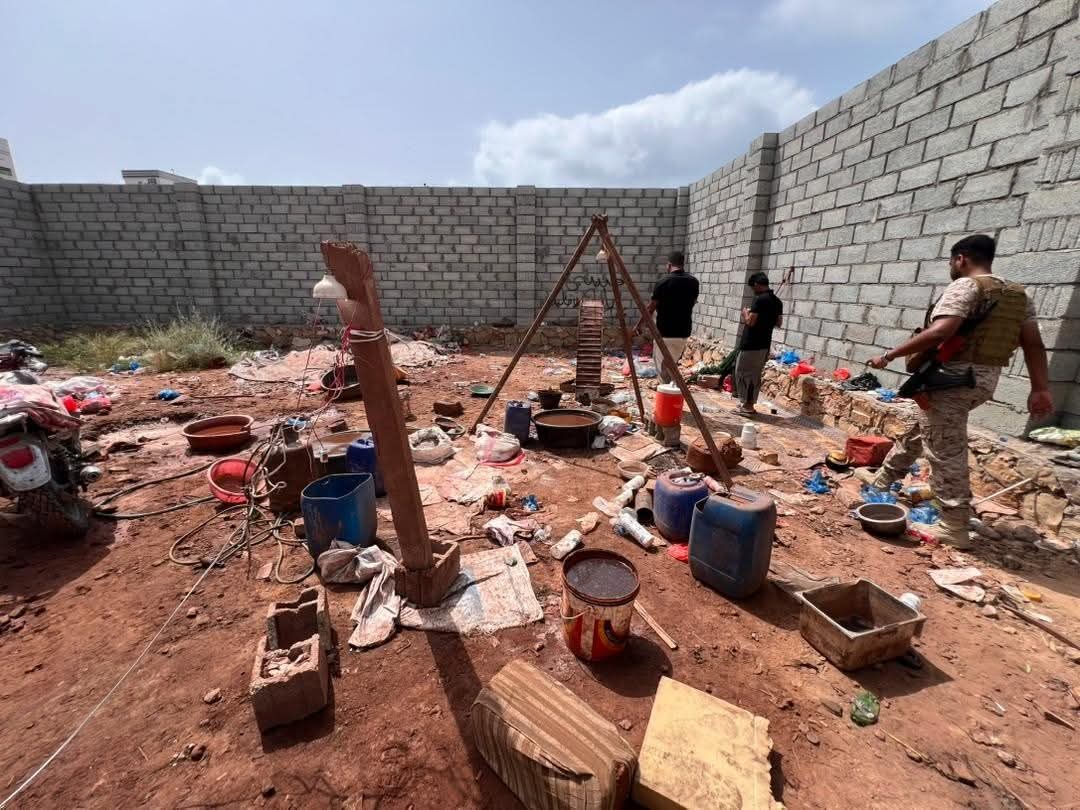 ضبط معملاً عشوائياً لتعدين الذهب بمدينة المكلا - ضبط معملاً عشوائياً لتعدين الذهب بمدينة المكلا -