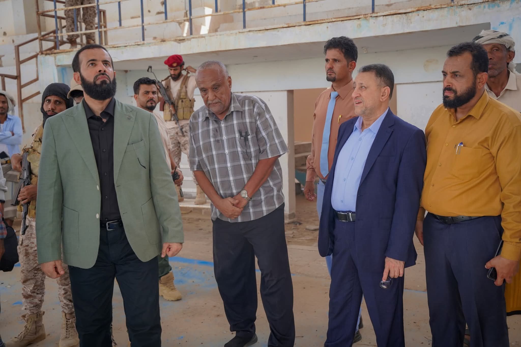 محافظ أبين يزور ملعب الشهداء والصالة الرياضية بزنجبار ويؤكد دعم القطاع الرياضي - محافظ أبين يزور ملعب الشهداء والصالة الرياضية بزنجبار ويؤكد دعم القطاع الرياضي -