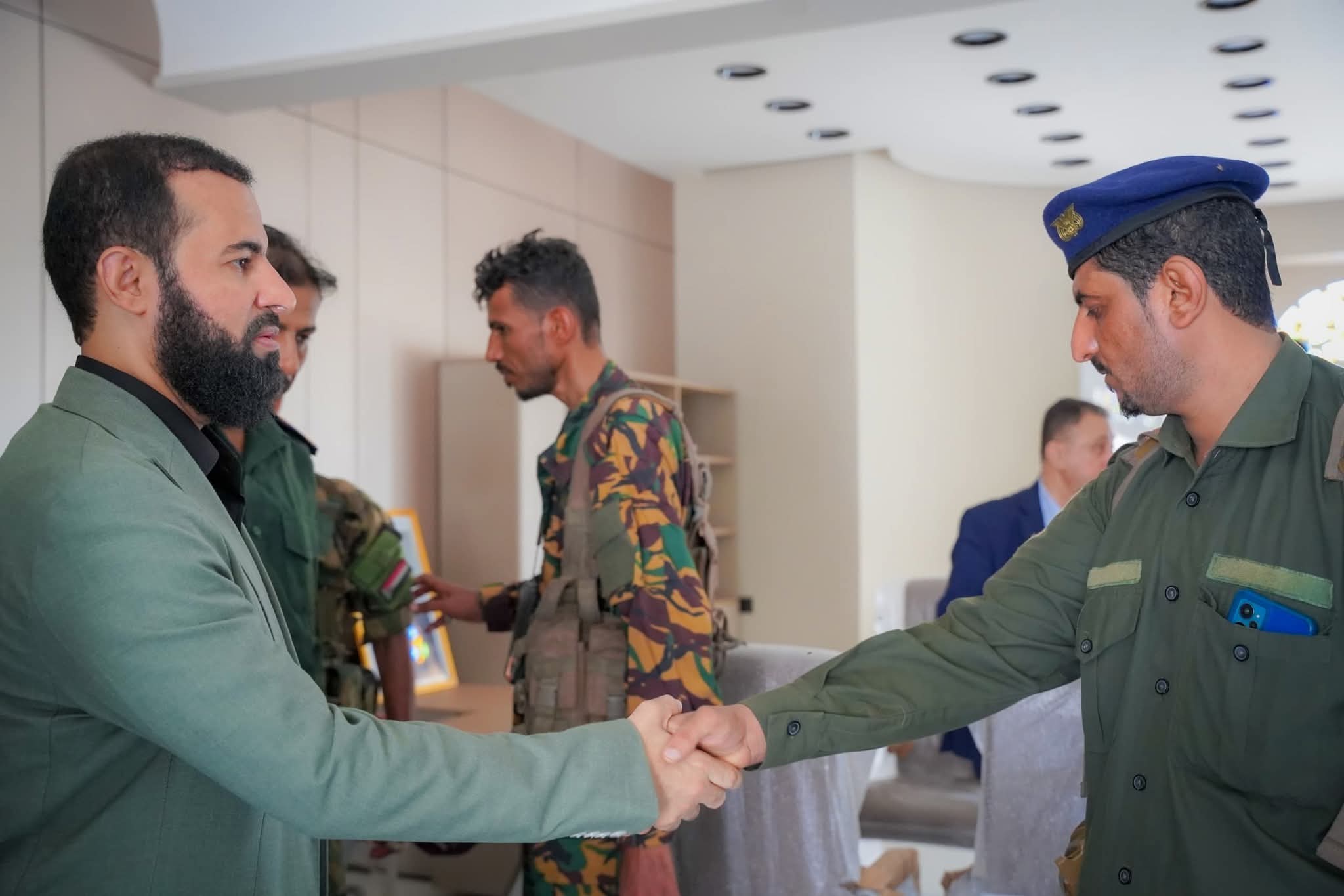 محافظ أبين يكرّم أمن خنفر بعد نجاحه في ضبط المتورطين بأحداث سوق جعار - محافظ أبين يكرّم أمن خنفر بعد نجاحه في ضبط المتورطين بأحداث سوق جعار -