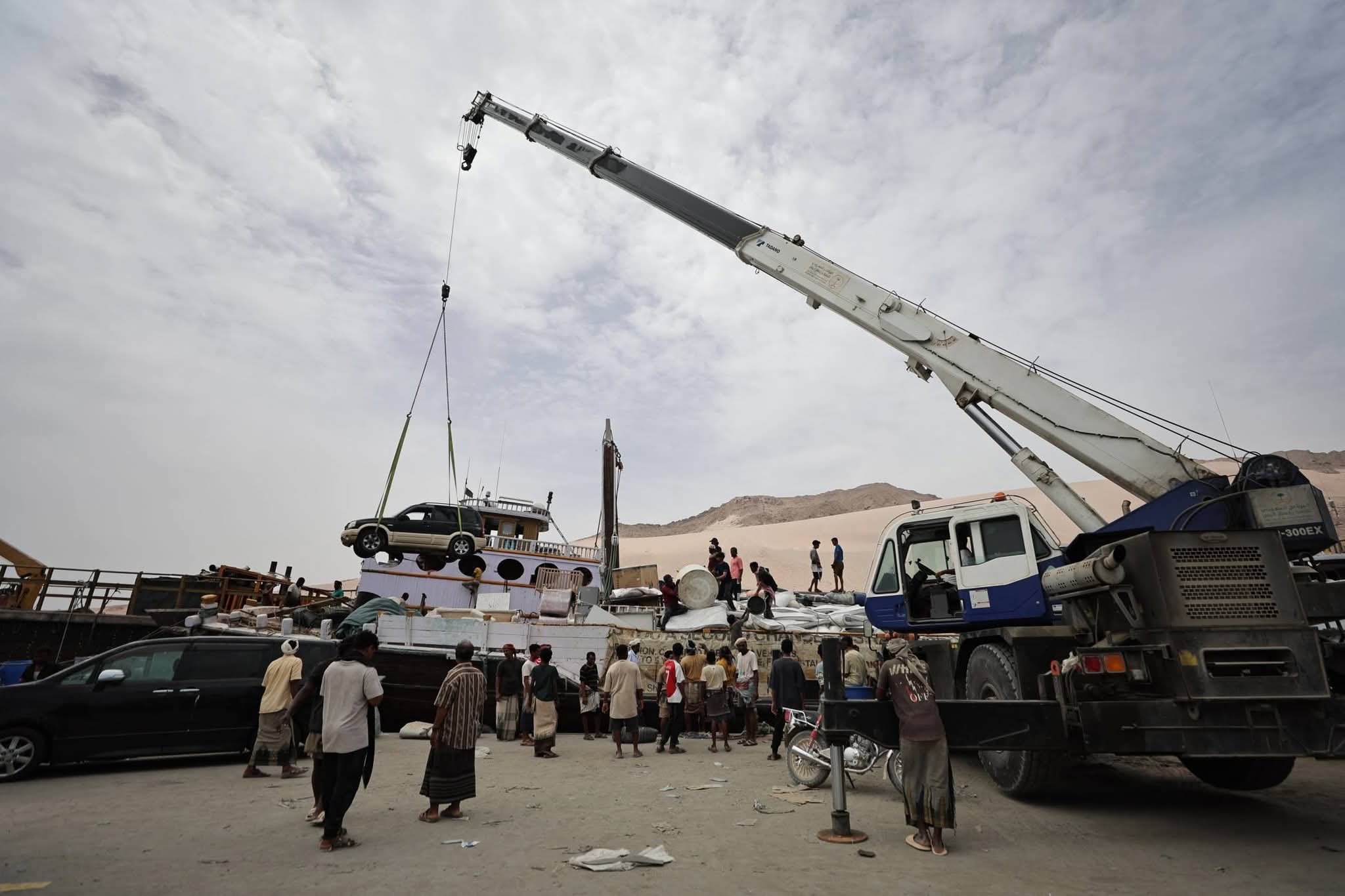 تدخل عاجل في سقطرى لتفريغ سفينة مهددة بالغرق تدخل عاجل في سقطرى لتفريغ سفينة مهددة بالغرق