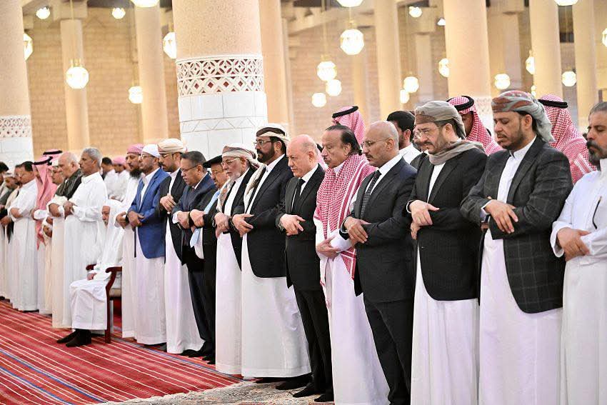 رئيس مجلس القيادة وعدد من أعضائه يتقدمون جموع المصلين والمشيعين في تشييع الرئيس السابق عبدربه منصور هادي رئيس مجلس القيادة وعدد من أعضائه يتقدمون جموع المصلين والمشيعين في تشييع الرئيس السابق عبدربه منصور هادي