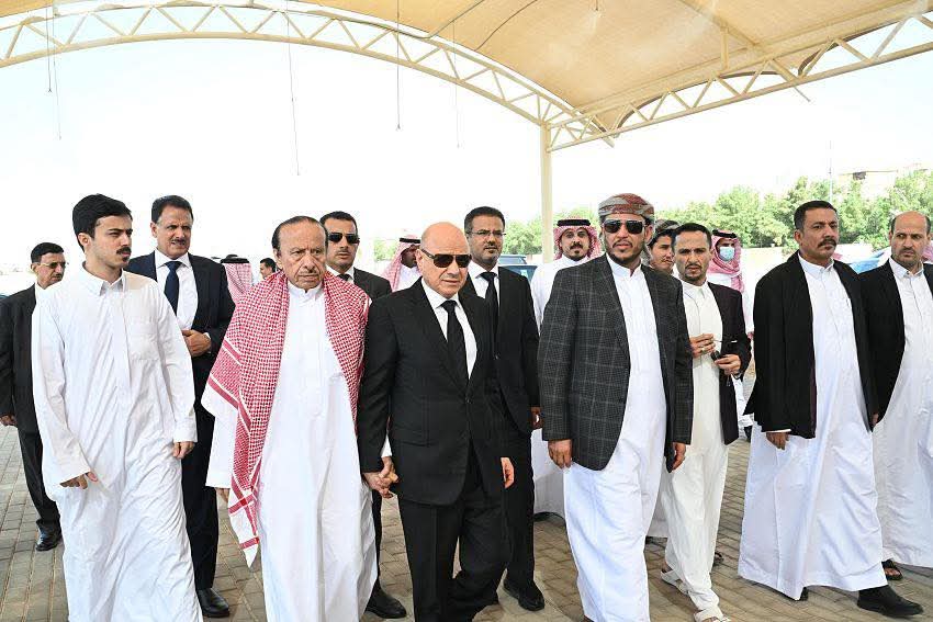 رئيس مجلس القيادة وعدد من أعضاء المجلس يتقدمون جموع المصلين والمشيعين لجثمان فقيد اليمن الكبير الرئيس السابق عبدربه منصور هادي رئيس مجلس القيادة وعدد من أعضاء المجلس يتقدمون جموع المصلين والمشيعين لجثمان فقيد اليمن الكبير الرئيس السابق عبدربه منصور هادي