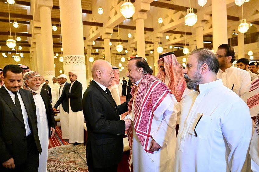 رئيس مجلس القيادة وعدد من أعضاء المجلس يتقدمون جموع المصلين والمشيعين لجثمان فقيد اليمن الكبير الرئيس السابق عبدربه منصور هادي رئيس مجلس القيادة وعدد من أعضاء المجلس يتقدمون جموع المصلين والمشيعين لجثمان فقيد اليمن الكبير الرئيس السابق عبدربه منصور هادي