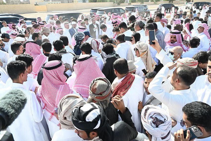 رئيس مجلس القيادة وعدد من أعضاء المجلس يتقدمون جموع المصلين والمشيعين لجثمان فقيد اليمن الكبير الرئيس السابق عبدربه منصور هادي رئيس مجلس القيادة وعدد من أعضاء المجلس يتقدمون جموع المصلين والمشيعين لجثمان فقيد اليمن الكبير الرئيس السابق عبدربه منصور هادي