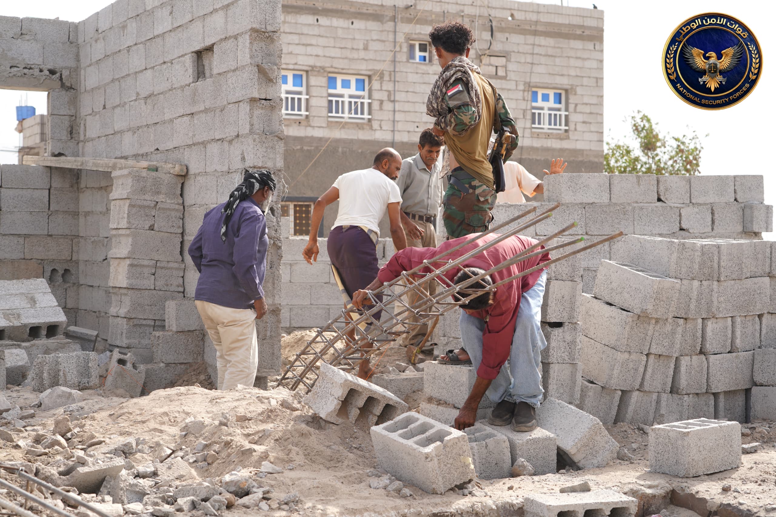وحدة حماية الأراضي تنفذ حملة واسعة لإزالة التعديات ووقف البناء العشوائي في عدد من مديريات العاصمة عدن وحدة حماية الأراضي تنفذ حملة واسعة لإزالة التعديات ووقف البناء العشوائي في عدد من مديريات العاصمة عدن