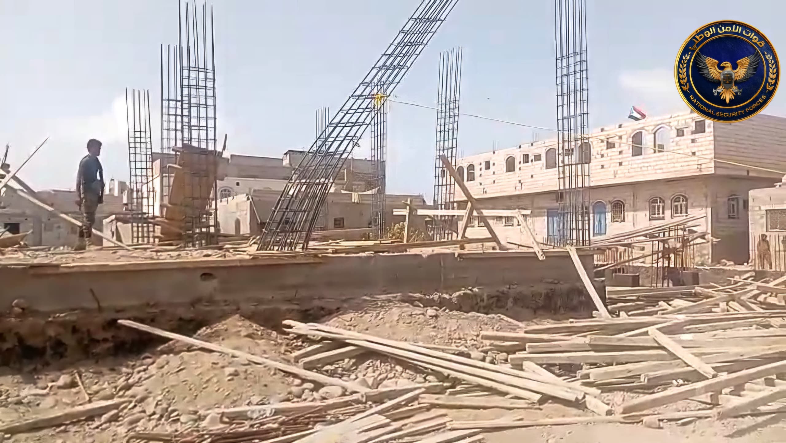 وحدة حماية الأراضي تزيل تعديات على أحواض المجاري بعدن - وحدة حماية الأراضي تزيل تعديات على أحواض المجاري بعدن -