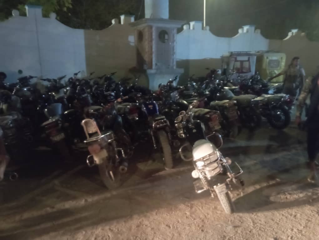 شرطة السير بوادي حضرموت تنفذ حملة مرورية ليلية بمدينة سيئون لضبط الدراجات المخالفة "صور' شرطة السير بوادي حضرموت تنفذ حملة مرورية ليلية بمدينة سيئون لضبط الدراجات المخالفة "صور'