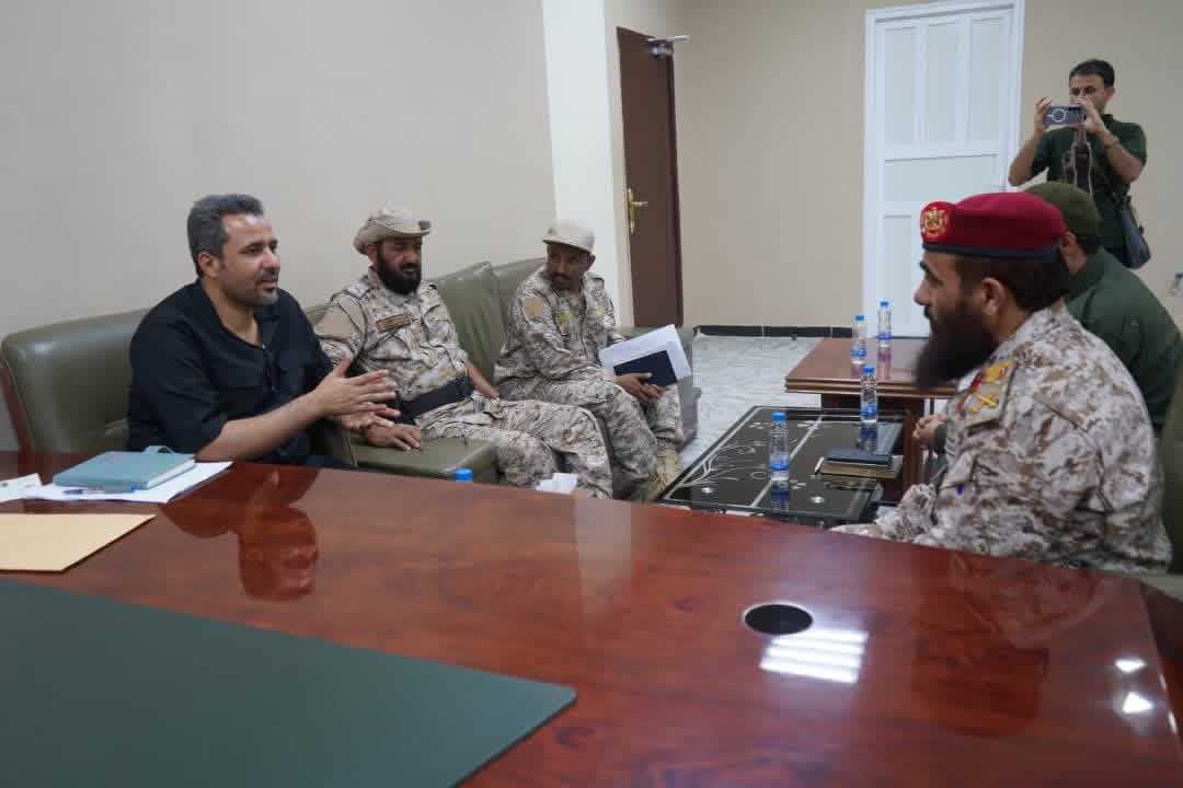 تنفيذاً لتوجيهات عضو مجلس القيادة المحرمي ،، المحافظ الحالمي يرأس اجتماعاً للجنة الأمنية بحضور قائد المنطقة تنفيذاً لتوجيهات عضو مجلس القيادة المحرمي ،، المحافظ الحالمي يرأس اجتماعاً للجنة الأمنية بحضور قائد المنطقة