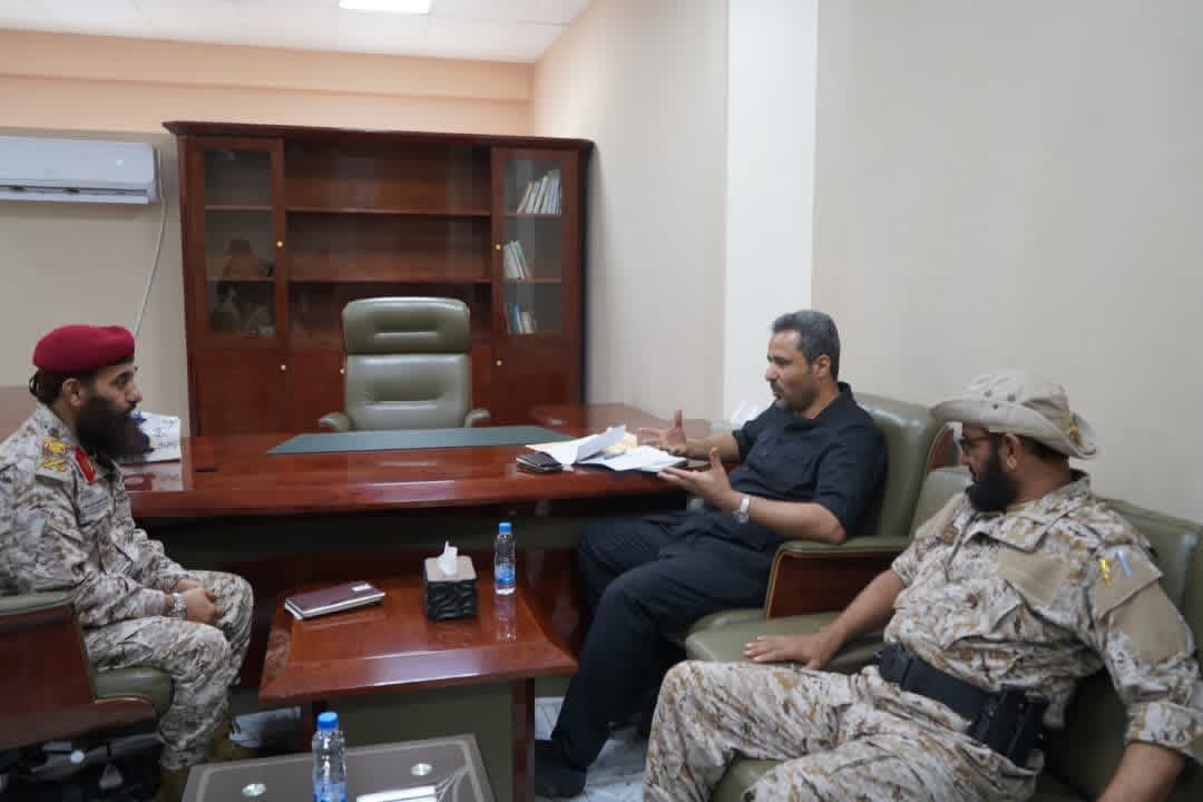تنفيذاً لتوجيهات عضو مجلس القيادة المحرمي ،، المحافظ الحالمي يرأس اجتماعاً للجنة الأمنية بحضور قائد المنطقة تنفيذاً لتوجيهات عضو مجلس القيادة المحرمي ،، المحافظ الحالمي يرأس اجتماعاً للجنة الأمنية بحضور قائد المنطقة