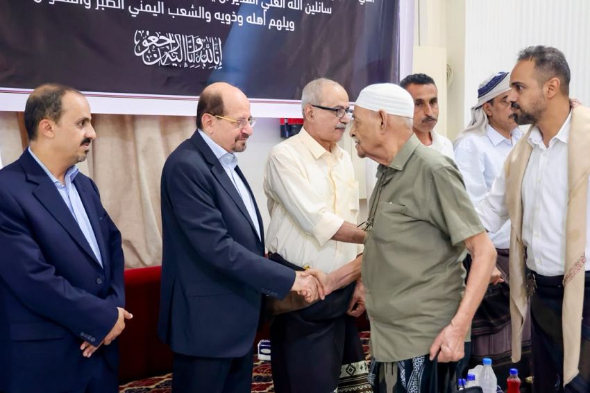 عضو مجلس القيادة الرئاسي ورئيس الوزراء وزير الخارجية يستقبلان في عدن عزاء الرئيس السابق عبدربه منصور هادي - عضو مجلس القيادة الرئاسي ورئيس الوزراء وزير الخارجية يستقبلان في عدن عزاء الرئيس السابق عبدربه منصور هادي -