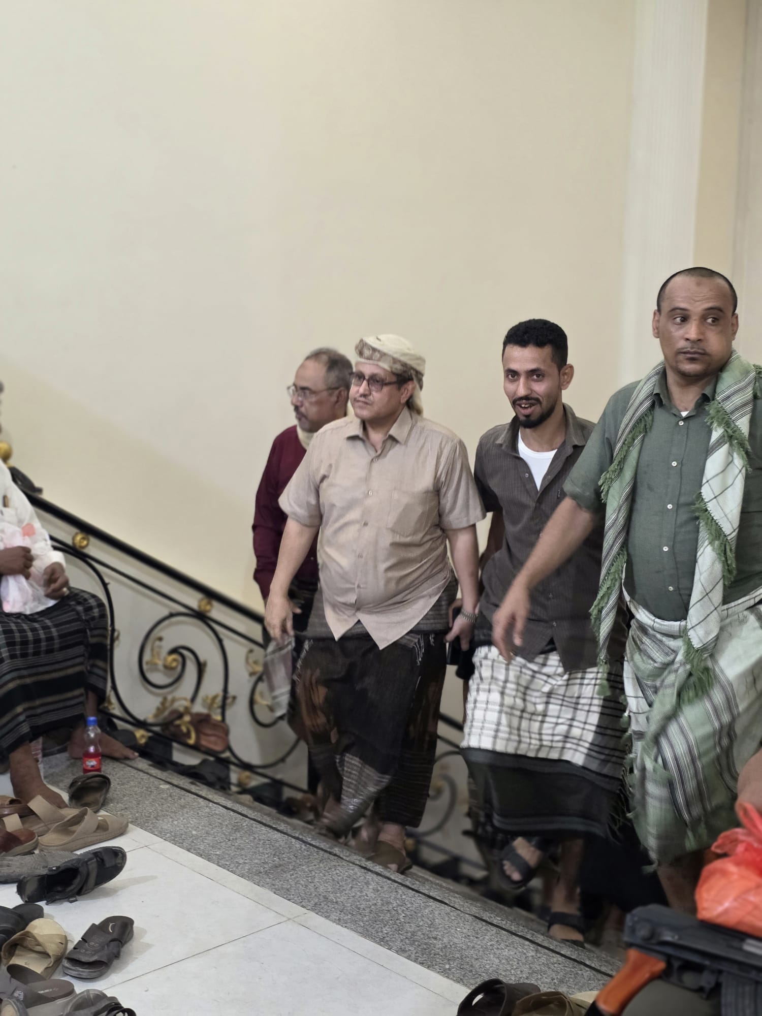 القائم بأعمال الأمين العام للانتقالي وعدد من القيادات السياسية والعسكرية يؤدون واجب العزاء في وفاة الرئيس السابق عبدربه منصور هادي القائم بأعمال الأمين العام للانتقالي وعدد من القيادات السياسية والعسكرية يؤدون واجب العزاء في وفاة الرئيس السابق عبدربه منصور هادي