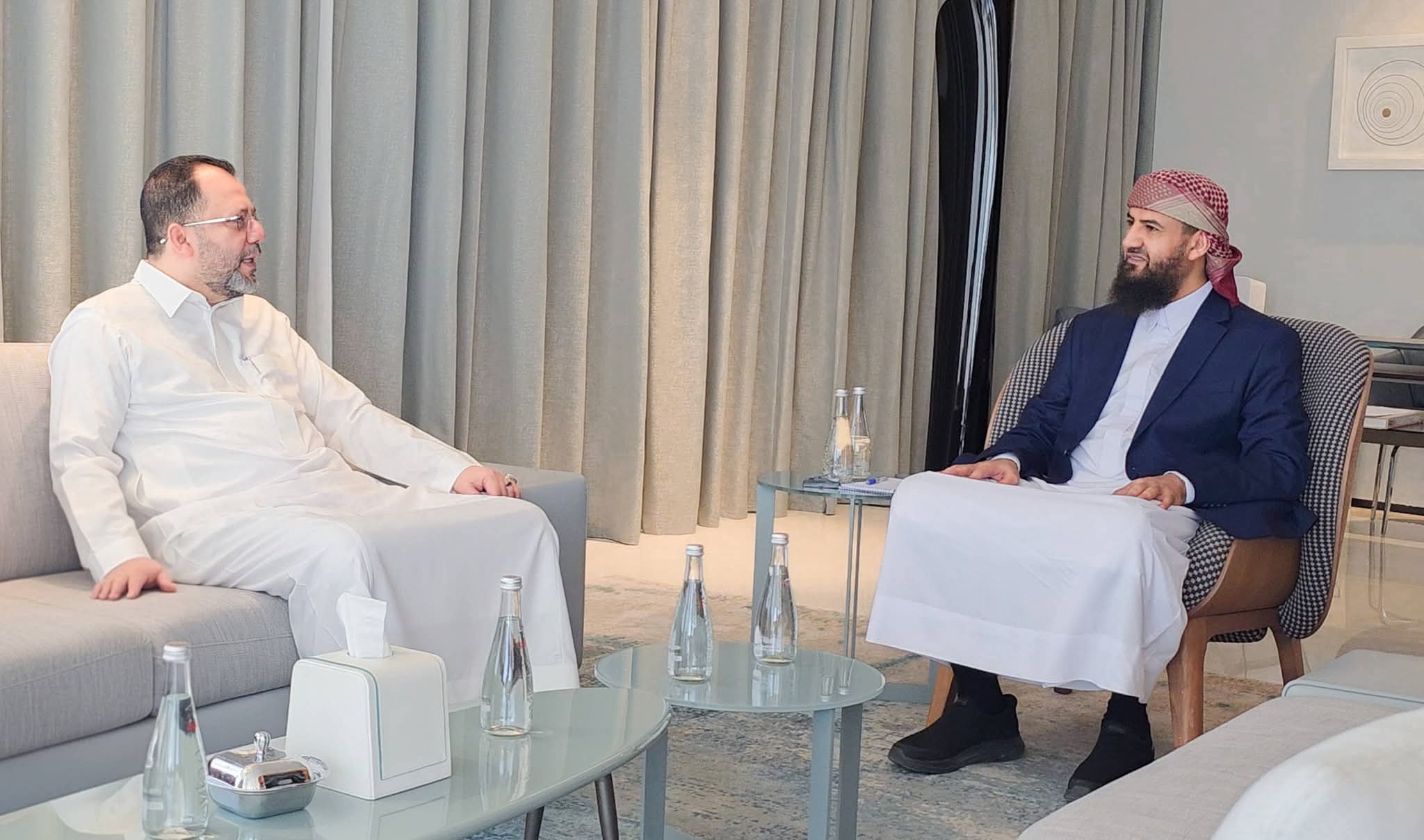 المحرّمي يلتقي وزير الكهرباء ويشدد على تسريع تنفيذ اتفاقية الوقود السعودي للتخفيف من معاناة المواطنين المحرّمي يلتقي وزير الكهرباء ويشدد على تسريع تنفيذ اتفاقية الوقود السعودي للتخفيف من معاناة المواطنين