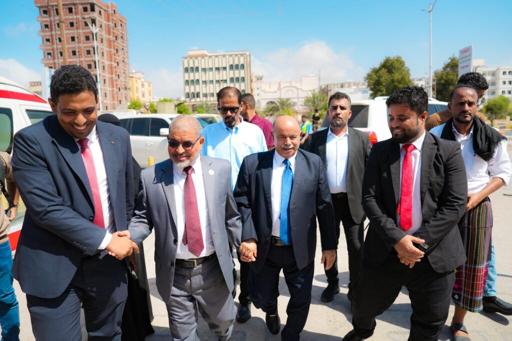 الخنبشي يفتتح خدمات الطوارئ العامة والتوليدية بمركز جامعة حضرموت لطب الأسرة على مدار الساعة "صور" الخنبشي يفتتح خدمات الطوارئ العامة والتوليدية بمركز جامعة حضرموت لطب الأسرة على مدار الساعة "صور"