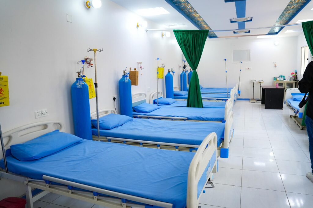 الخنبشي يفتتح خدمات الطوارئ العامة والتوليدية بمركز جامعة حضرموت لطب الأسرة على مدار الساعة "صور" الخنبشي يفتتح خدمات الطوارئ العامة والتوليدية بمركز جامعة حضرموت لطب الأسرة على مدار الساعة "صور"