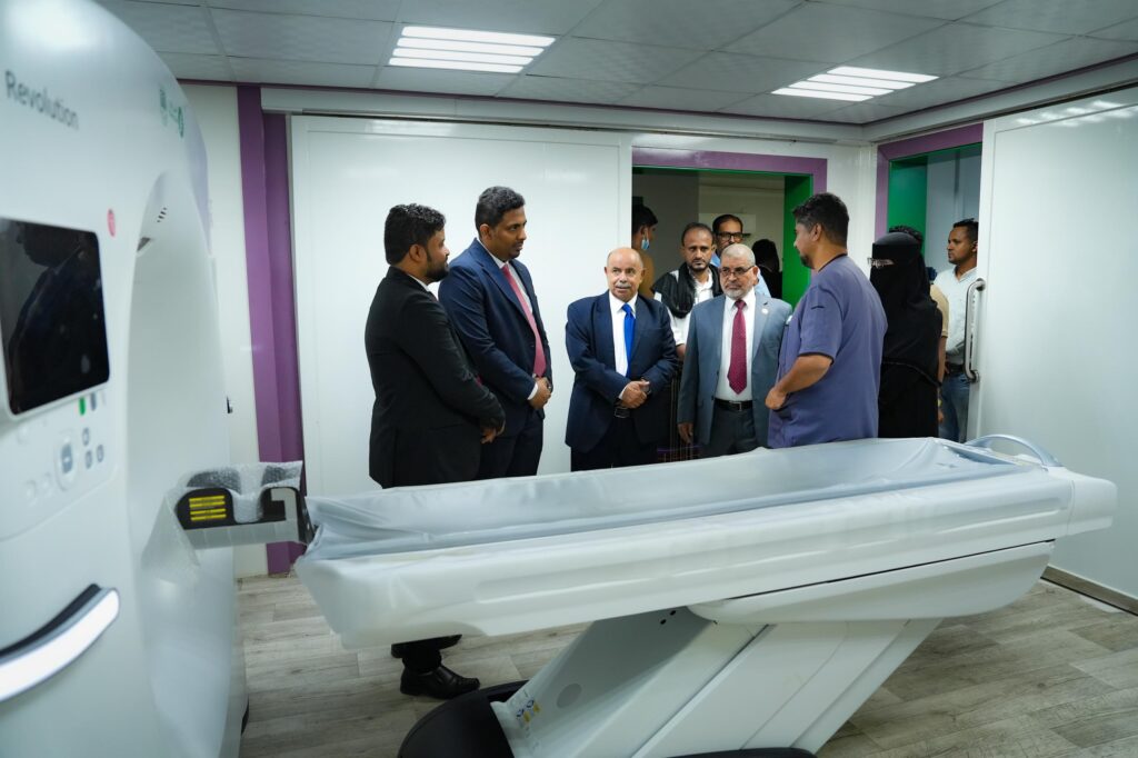 الخنبشي يفتتح خدمات الطوارئ العامة والتوليدية بمركز جامعة حضرموت لطب الأسرة على مدار الساعة "صور" الخنبشي يفتتح خدمات الطوارئ العامة والتوليدية بمركز جامعة حضرموت لطب الأسرة على مدار الساعة "صور"