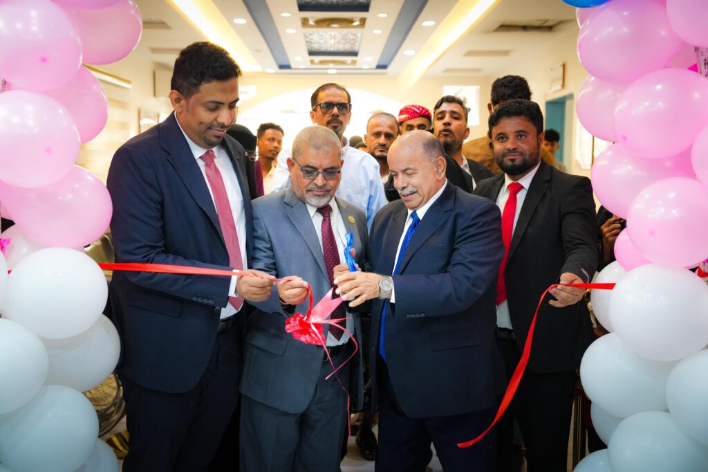 الخنبشي يفتتح خدمات الطوارئ العامة والتوليدية بمركز جامعة حضرموت لطب الأسرة على مدار الساعة "صور" الخنبشي يفتتح خدمات الطوارئ العامة والتوليدية بمركز جامعة حضرموت لطب الأسرة على مدار الساعة "صور"