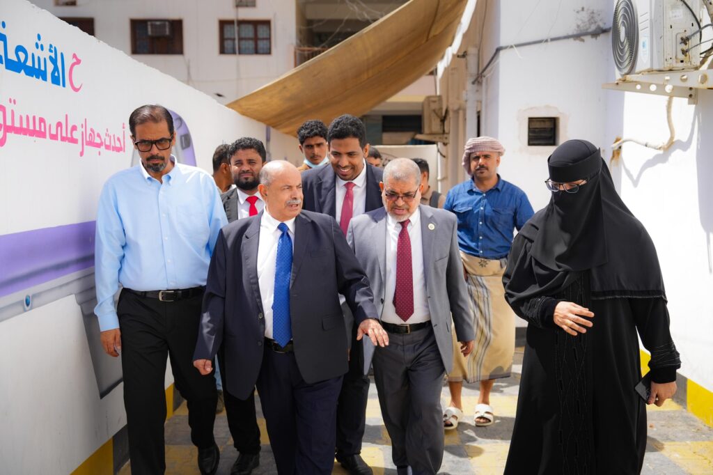 الخنبشي يفتتح خدمات الطوارئ العامة والتوليدية بمركز جامعة حضرموت لطب الأسرة على مدار الساعة "صور" الخنبشي يفتتح خدمات الطوارئ العامة والتوليدية بمركز جامعة حضرموت لطب الأسرة على مدار الساعة "صور"