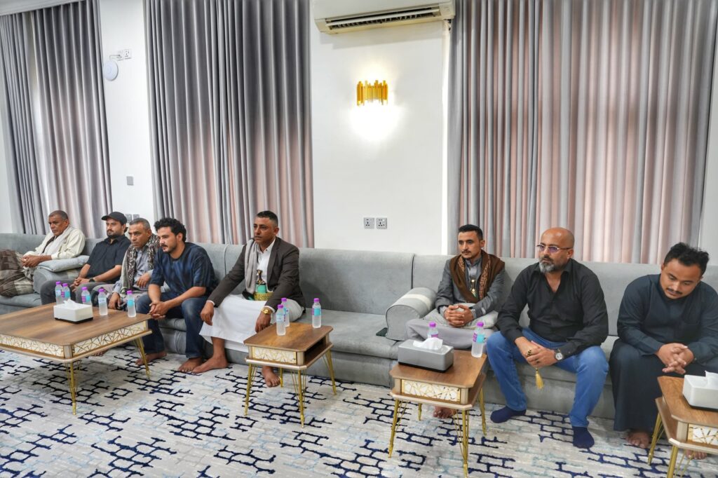 عضو مجلس القيادة الخنبشي يلتقي أسرة الصحفي الشهيد محمد عيضة ويؤكد ملاحقة الجناة وكشف ملابسات الجريمة عضو مجلس القيادة الخنبشي يلتقي أسرة الصحفي الشهيد محمد عيضة ويؤكد ملاحقة الجناة وكشف ملابسات الجريمة