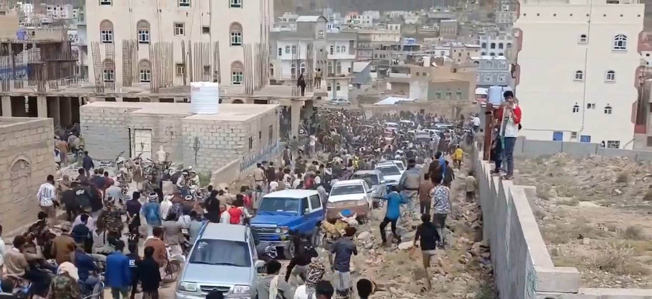 مقتل متسلق في فوهة بركانية يكشف وجهاً آخر من مأساة اليمنيين - مقتل متسلق في فوهة بركانية يكشف وجهاً آخر من مأساة اليمنيين -