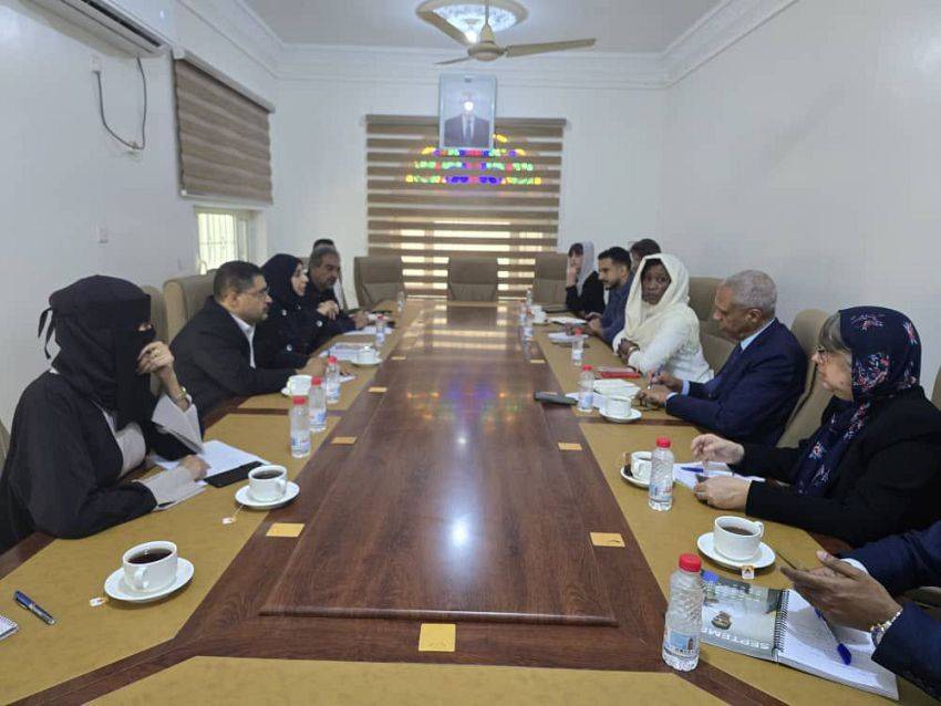 الحكومة تدفع نحو اللامركزية وتعزيز الشراكات الدولية الحكومة تدفع نحو اللامركزية وتعزيز الشراكات الدولية