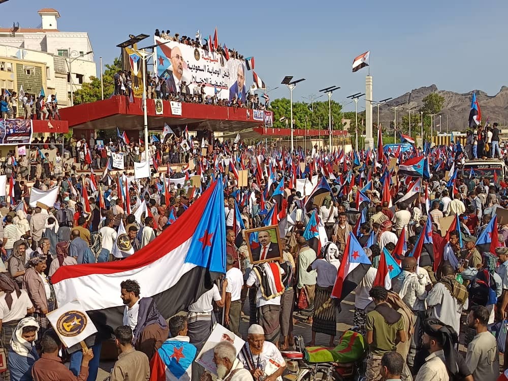 استجابه لدعوة المجلس الانتقالي .. حشود جماهيرية في العاصمة عدن تؤكد رفضها للوصاية السعودية على أرض الجنوب ومناهضتها لعودة الاحتلال اليمني استجابه لدعوة المجلس الانتقالي .. حشود جماهيرية في العاصمة عدن تؤكد رفضها للوصاية السعودية على أرض الجنوب ومناهضتها لعودة الاحتلال اليمني