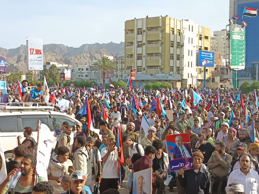 استجابه لدعوة المجلس الانتقالي .. حشود جماهيرية في العاصمة عدن تؤكد رفضها للوصاية السعودية على أرض الجنوب ومناهضتها لعودة الاحتلال اليمني استجابه لدعوة المجلس الانتقالي .. حشود جماهيرية في العاصمة عدن تؤكد رفضها للوصاية السعودية على أرض الجنوب ومناهضتها لعودة الاحتلال اليمني