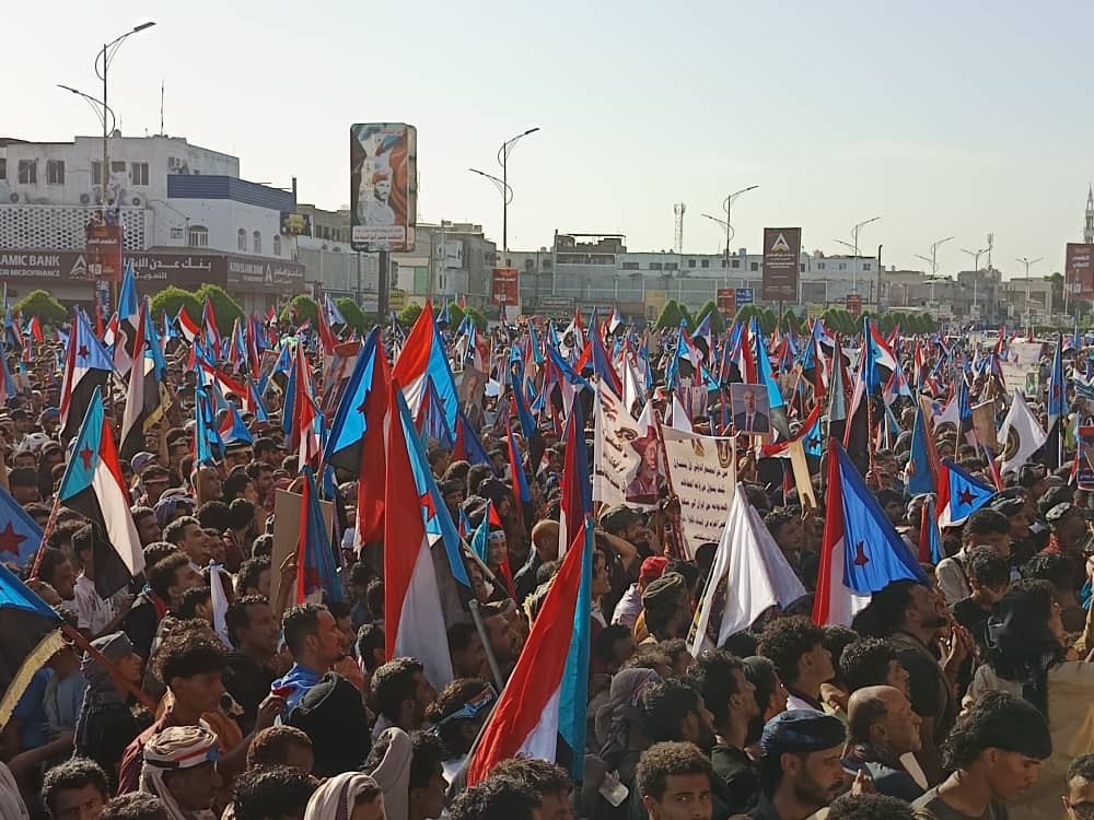 استجابه لدعوة المجلس الانتقالي .. حشود جماهيرية في العاصمة عدن تؤكد رفضها للوصاية السعودية على أرض الجنوب ومناهضتها لعودة الاحتلال اليمني استجابه لدعوة المجلس الانتقالي .. حشود جماهيرية في العاصمة عدن تؤكد رفضها للوصاية السعودية على أرض الجنوب ومناهضتها لعودة الاحتلال اليمني