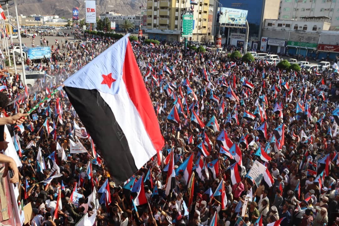 استجابه لدعوة المجلس الانتقالي .. حشود جماهيرية في العاصمة عدن تؤكد رفضها للوصاية السعودية على أرض الجنوب ومناهضتها لعودة الاحتلال اليمني استجابه لدعوة المجلس الانتقالي .. حشود جماهيرية في العاصمة عدن تؤكد رفضها للوصاية السعودية على أرض الجنوب ومناهضتها لعودة الاحتلال اليمني