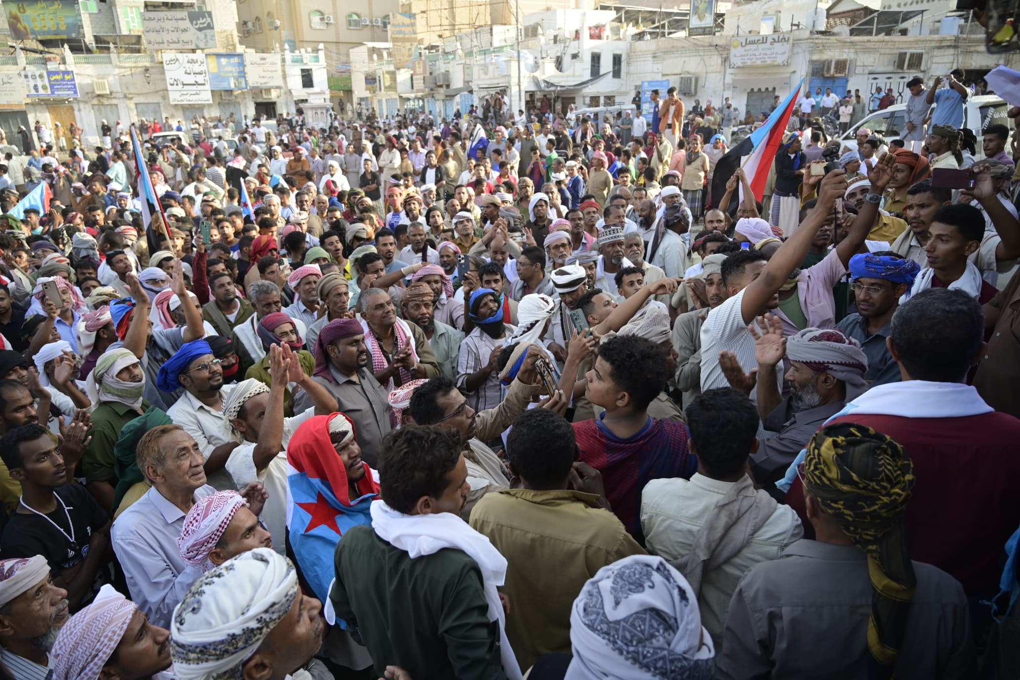 استجابة لدعوة المجلس الانتقالي.. جماهير وادي وصحراء حضرموت تحتشد في سيئون وتؤكد رفض الوصاية السعودية ومناهضة الاحتلال استجابة لدعوة المجلس الانتقالي.. جماهير وادي وصحراء حضرموت تحتشد في سيئون وتؤكد رفض الوصاية السعودية ومناهضة الاحتلال