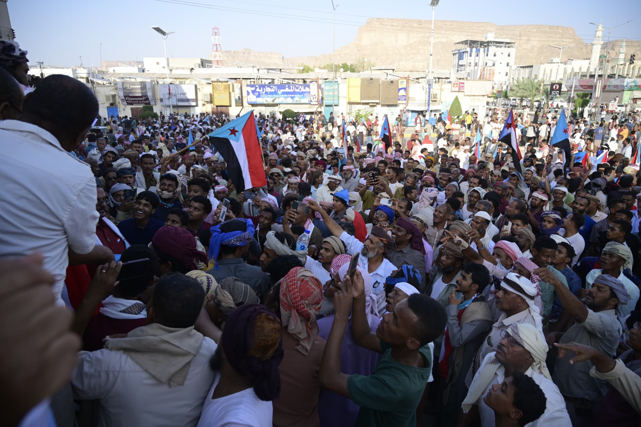 استجابة لدعوة المجلس الانتقالي.. جماهير وادي وصحراء حضرموت تحتشد في سيئون وتؤكد رفض الوصاية السعودية ومناهضة الاحتلال استجابة لدعوة المجلس الانتقالي.. جماهير وادي وصحراء حضرموت تحتشد في سيئون وتؤكد رفض الوصاية السعودية ومناهضة الاحتلال