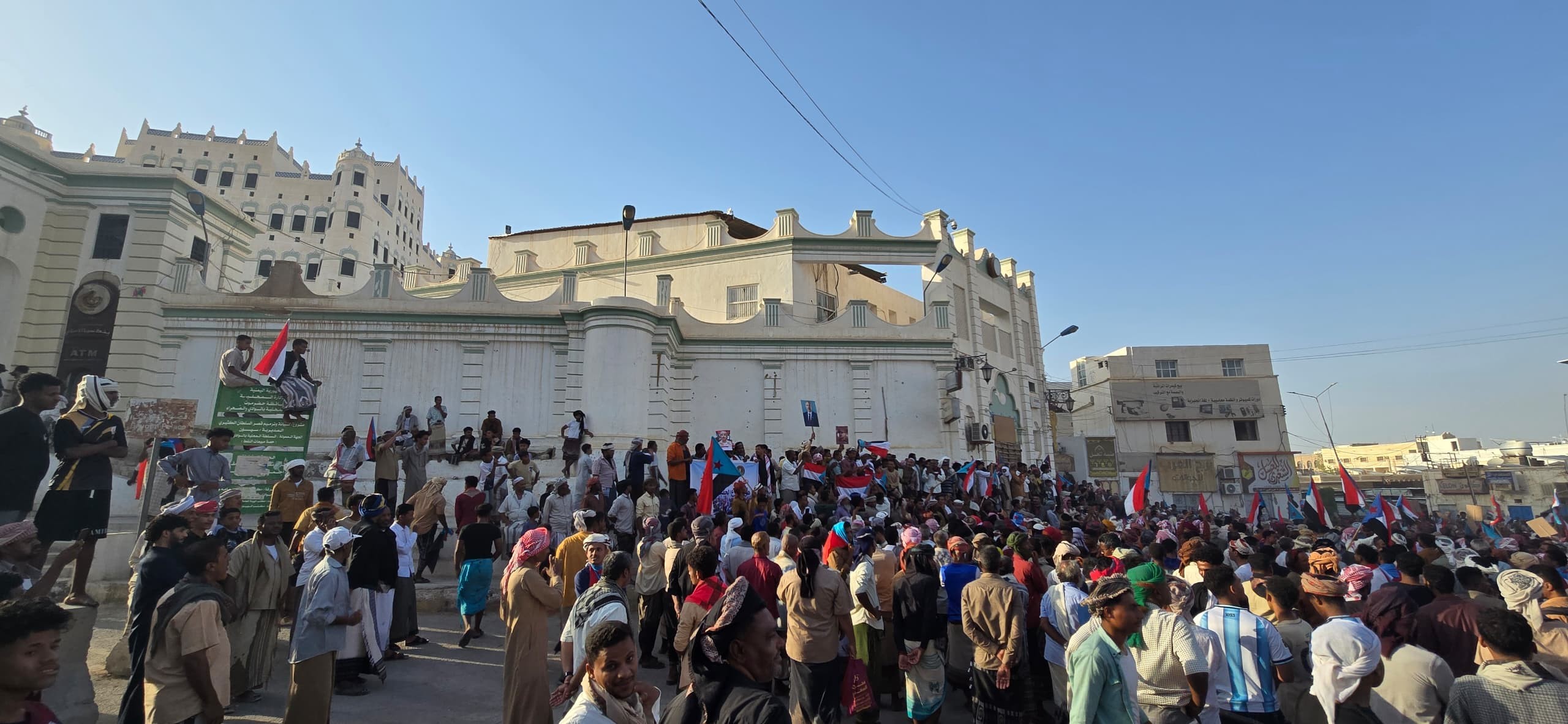 استجابة لدعوة المجلس الانتقالي.. جماهير وادي وصحراء حضرموت تحتشد في سيئون وتؤكد رفض الوصاية السعودية ومناهضة الاحتلال استجابة لدعوة المجلس الانتقالي.. جماهير وادي وصحراء حضرموت تحتشد في سيئون وتؤكد رفض الوصاية السعودية ومناهضة الاحتلال