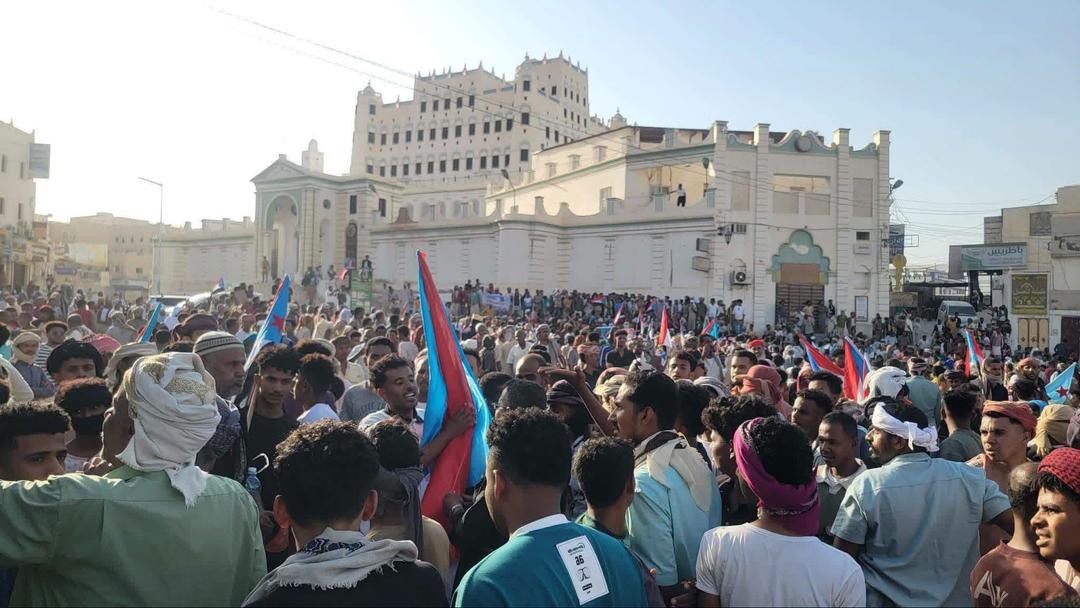 استجابة لدعوة المجلس الانتقالي.. جماهير وادي وصحراء حضرموت تحتشد في سيئون وتؤكد رفض الوصاية السعودية ومناهضة الاحتلال استجابة لدعوة المجلس الانتقالي.. جماهير وادي وصحراء حضرموت تحتشد في سيئون وتؤكد رفض الوصاية السعودية ومناهضة الاحتلال