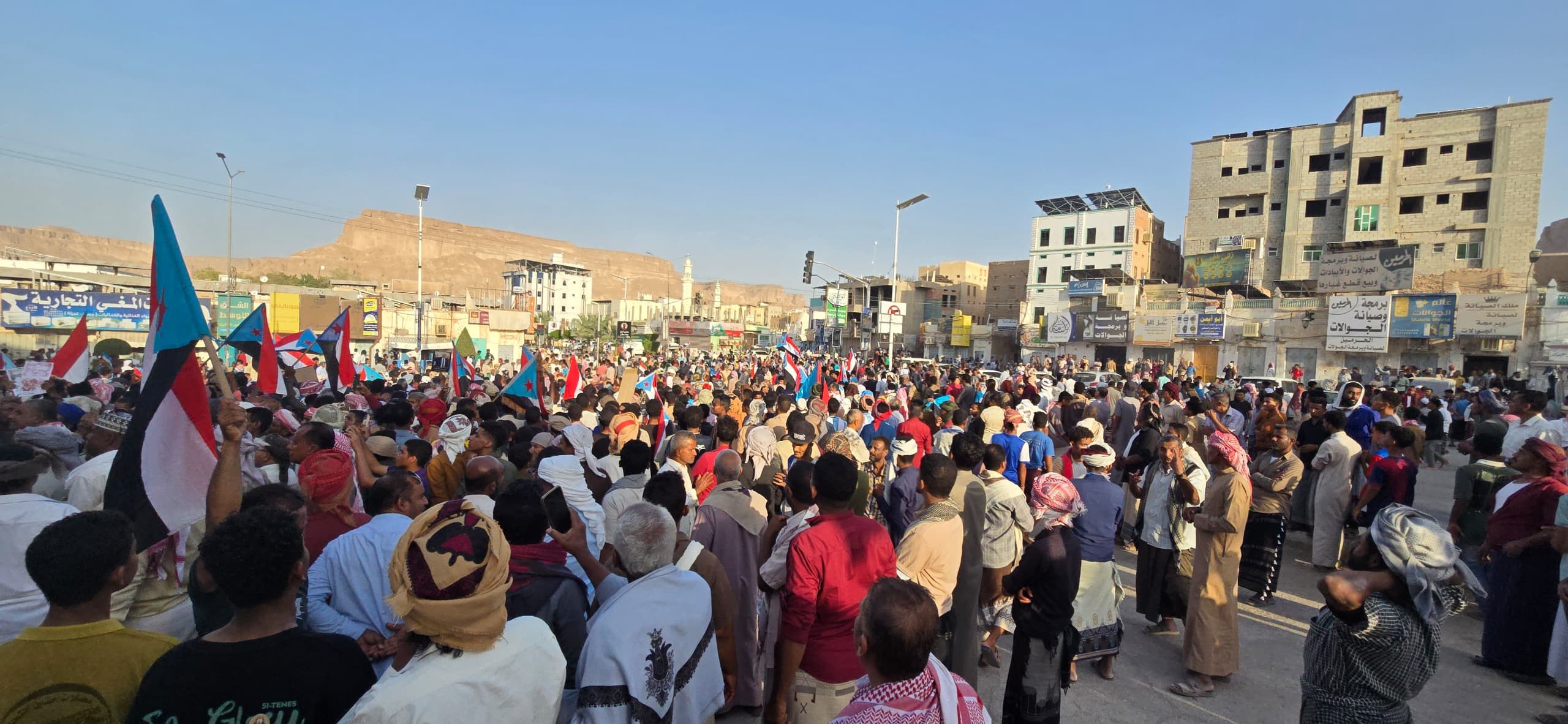 استجابة لدعوة المجلس الانتقالي.. جماهير وادي وصحراء حضرموت تحتشد في سيئون وتؤكد رفض الوصاية السعودية ومناهضة الاحتلال استجابة لدعوة المجلس الانتقالي.. جماهير وادي وصحراء حضرموت تحتشد في سيئون وتؤكد رفض الوصاية السعودية ومناهضة الاحتلال