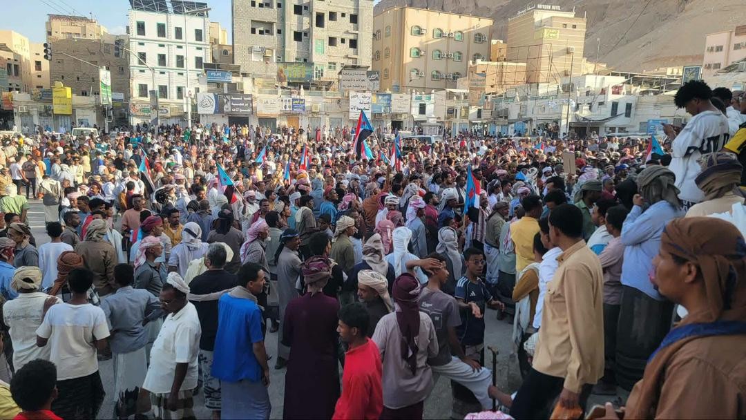 استجابة لدعوة المجلس الانتقالي.. جماهير وادي وصحراء حضرموت تحتشد في سيئون وتؤكد رفض الوصاية السعودية ومناهضة الاحتلال استجابة لدعوة المجلس الانتقالي.. جماهير وادي وصحراء حضرموت تحتشد في سيئون وتؤكد رفض الوصاية السعودية ومناهضة الاحتلال