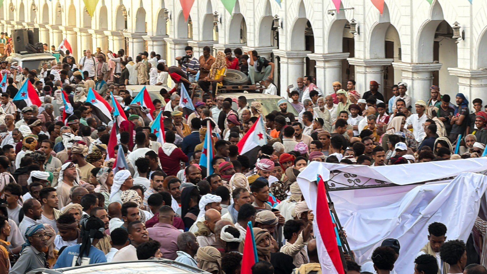 استجابة لدعوة المجلس الانتقالي .. ابناء حضرموت يحتشدون في المكلا رفضا للوصاية السعودية ومناهضة الاحتلال استجابة لدعوة المجلس الانتقالي .. ابناء حضرموت يحتشدون في المكلا رفضا للوصاية السعودية ومناهضة الاحتلال