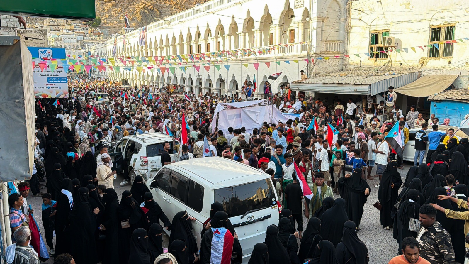 استجابة لدعوة المجلس الانتقالي .. ابناء حضرموت يحتشدون في المكلا رفضا للوصاية السعودية ومناهضة الاحتلال استجابة لدعوة المجلس الانتقالي .. ابناء حضرموت يحتشدون في المكلا رفضا للوصاية السعودية ومناهضة الاحتلال