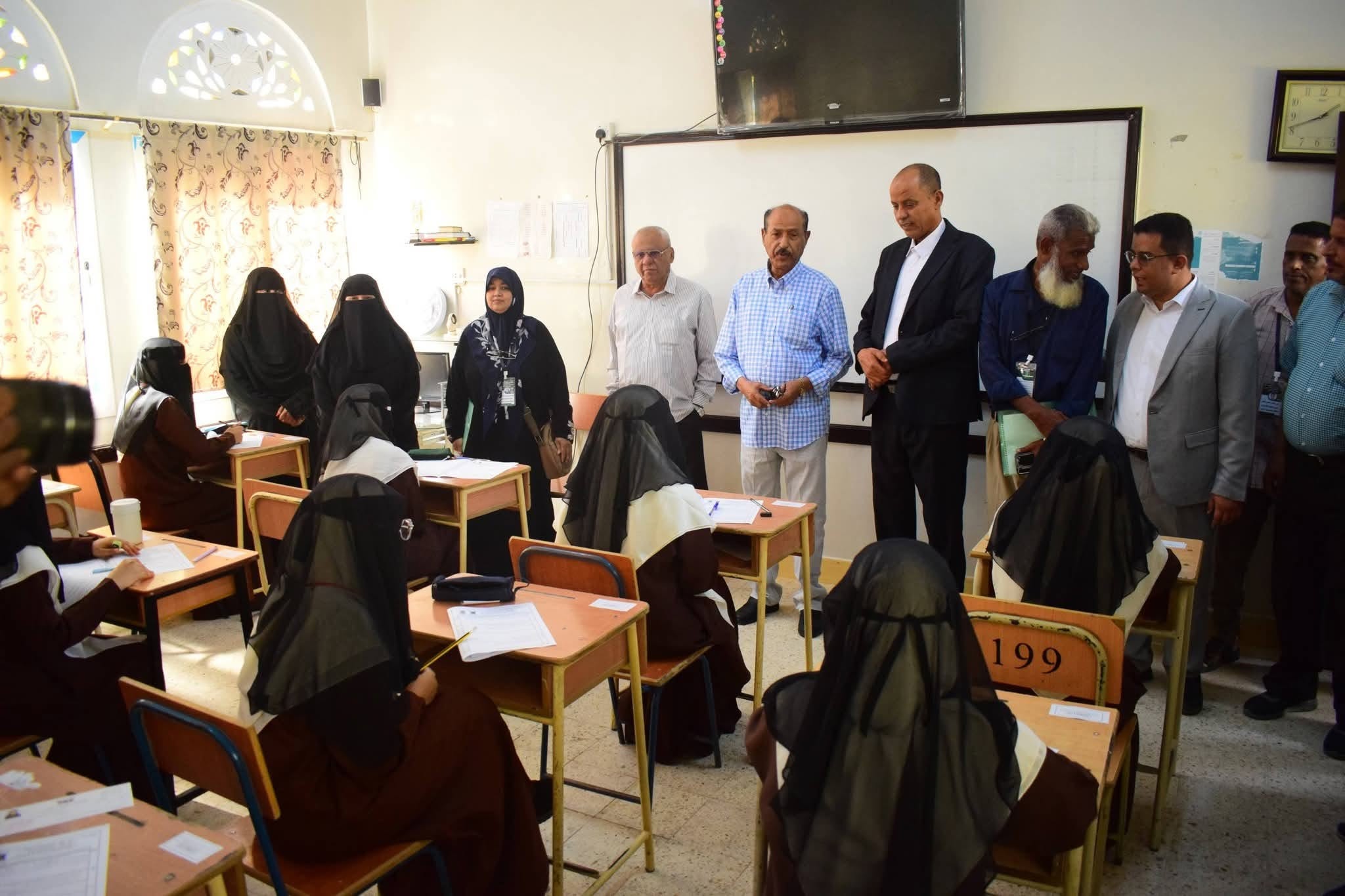 الوكيل بارباع يدشن الامتحانات النهائية لمرحلة الثانوية العامة في مدارس وادي وصحراء حضرموت الوكيل بارباع يدشن الامتحانات النهائية لمرحلة الثانوية العامة في مدارس وادي وصحراء حضرموت