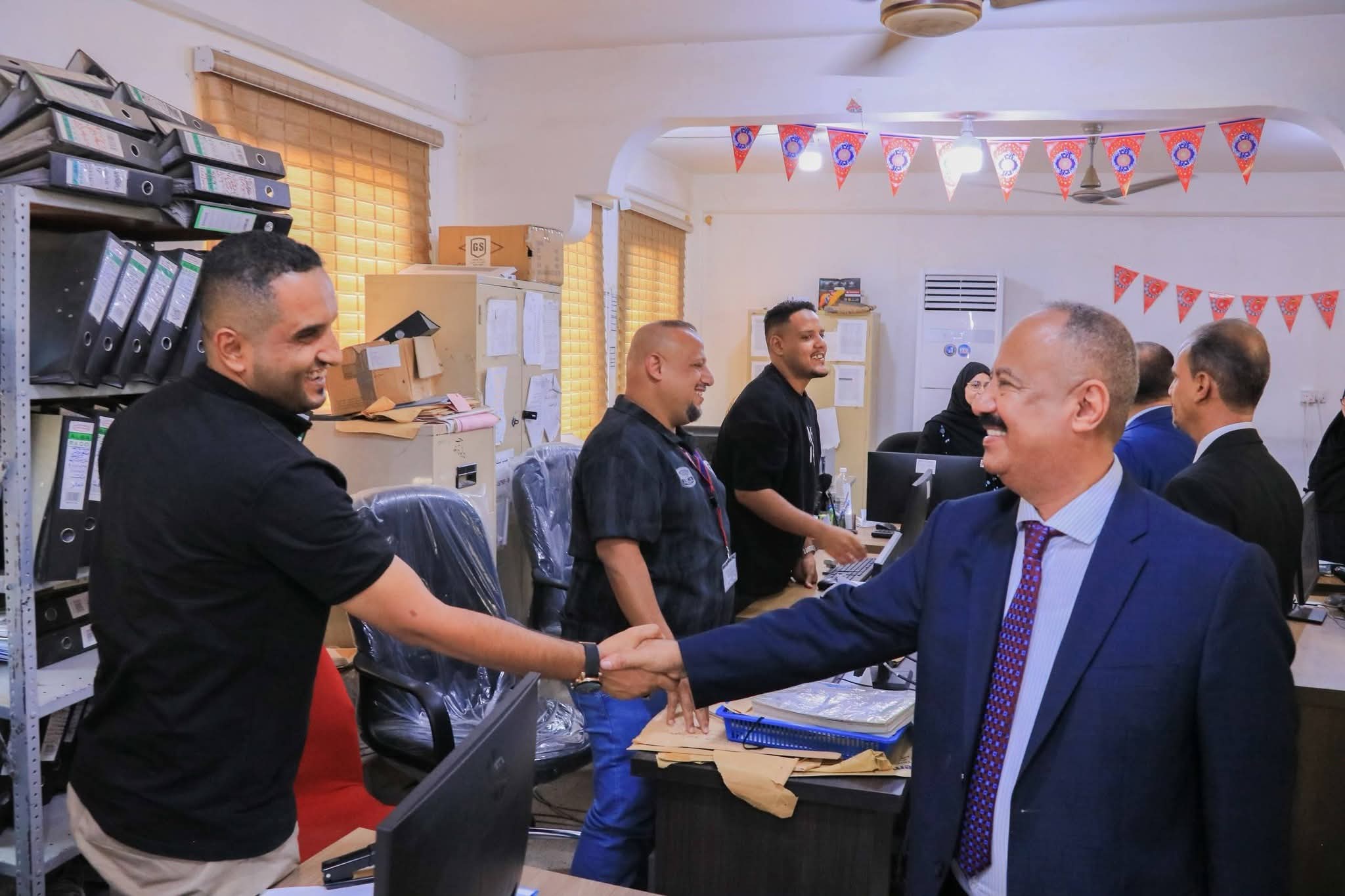 وزير النقل يتفقد مستوى الانضباط الوظيفي بديوان الوزارة والمؤسسات التابعة لها عقب إجازة عيد الأضحى المبارك - وزير النقل يتفقد مستوى الانضباط الوظيفي بديوان الوزارة والمؤسسات التابعة لها عقب إجازة عيد الأضحى المبارك -