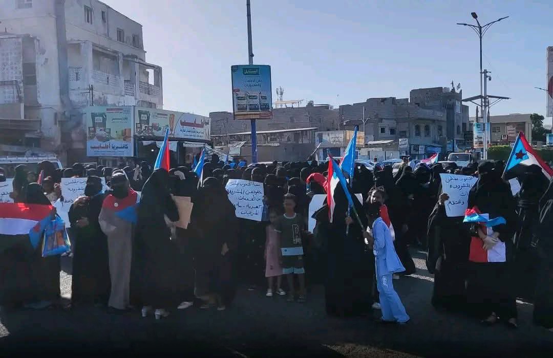 عدن.. وقفة نسوية حاشدة في عدن تندد بتردي الخدمات الأساسية - عدن.. وقفة نسوية حاشدة في عدن تندد بتردي الخدمات الأساسية -