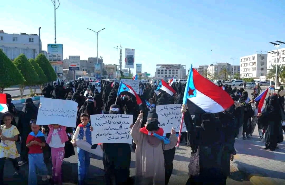 عدن.. وقفة نسوية حاشدة في عدن تندد بتردي الخدمات الأساسية - عدن.. وقفة نسوية حاشدة في عدن تندد بتردي الخدمات الأساسية -