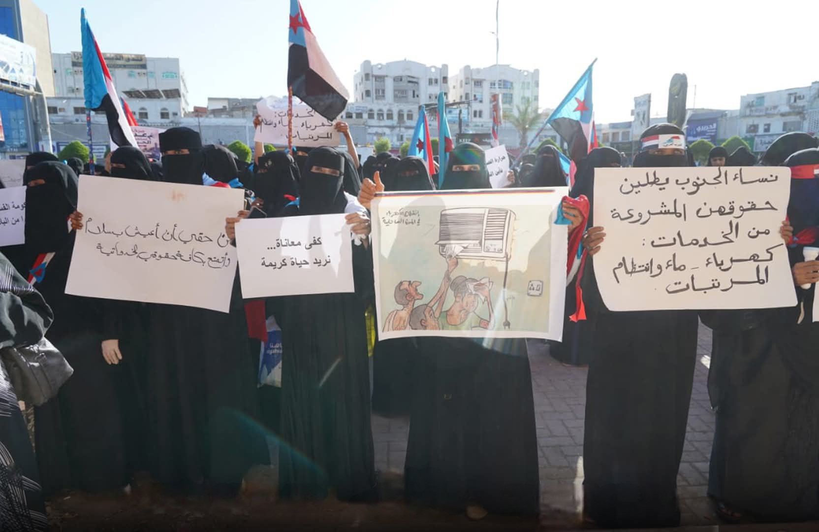 عدن.. وقفة نسوية حاشدة في عدن تندد بتردي الخدمات الأساسية - عدن.. وقفة نسوية حاشدة في عدن تندد بتردي الخدمات الأساسية -