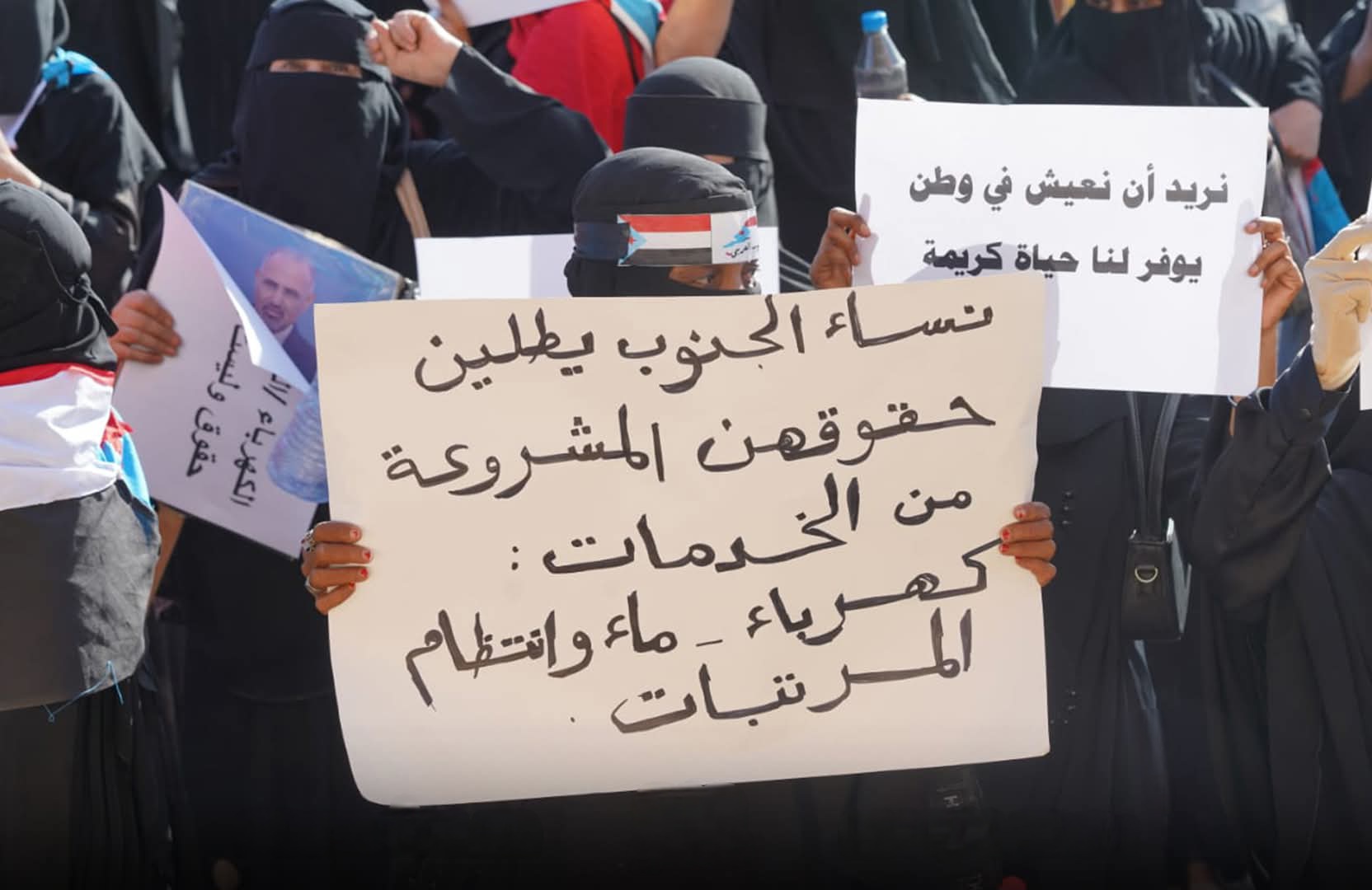 عدن.. وقفة نسوية حاشدة في عدن تندد بتردي الخدمات الأساسية - عدن.. وقفة نسوية حاشدة في عدن تندد بتردي الخدمات الأساسية -