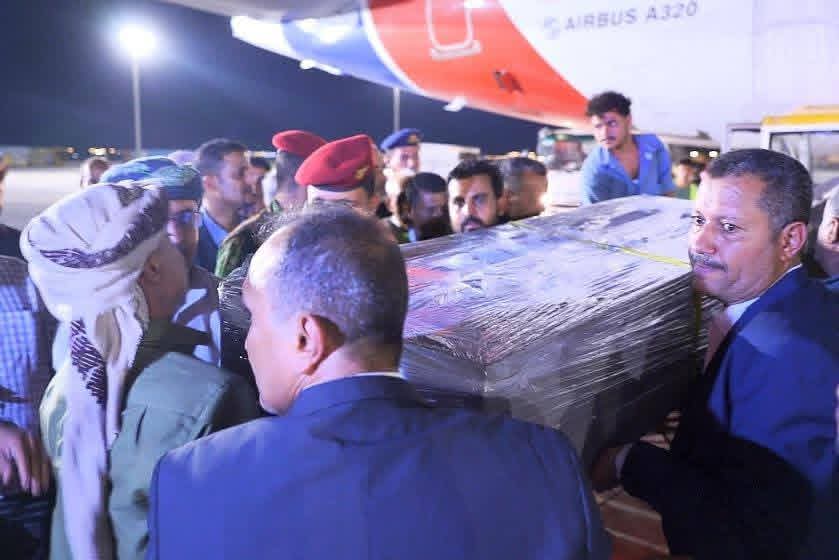 عضو مجلس القيادة الصبيحي يستقبل جثمان الوزير والنائب السابق فيصل القطيبي في مطار عدن - عضو مجلس القيادة الصبيحي يستقبل جثمان الوزير والنائب السابق فيصل القطيبي في مطار عدن -
