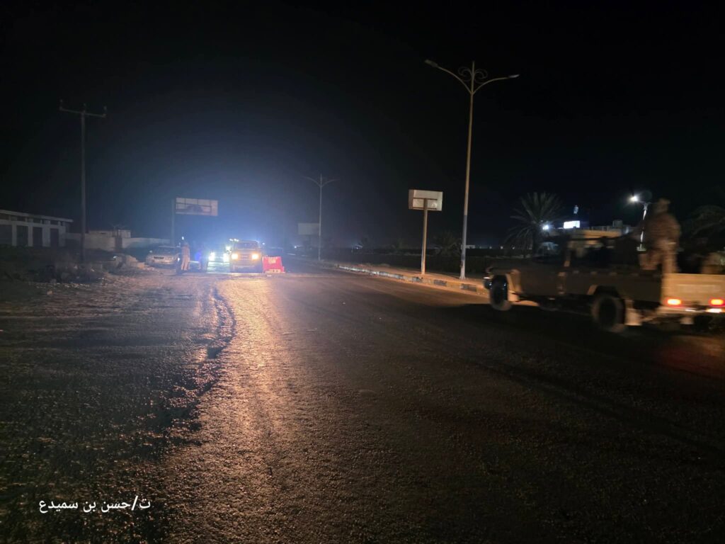 الصحفي بن سميدع يروي حقيقة مايشاع حول الانفلات في مطار الريان الدولي "صور" الصحفي بن سميدع يروي حقيقة مايشاع حول الانفلات في مطار الريان الدولي "صور"