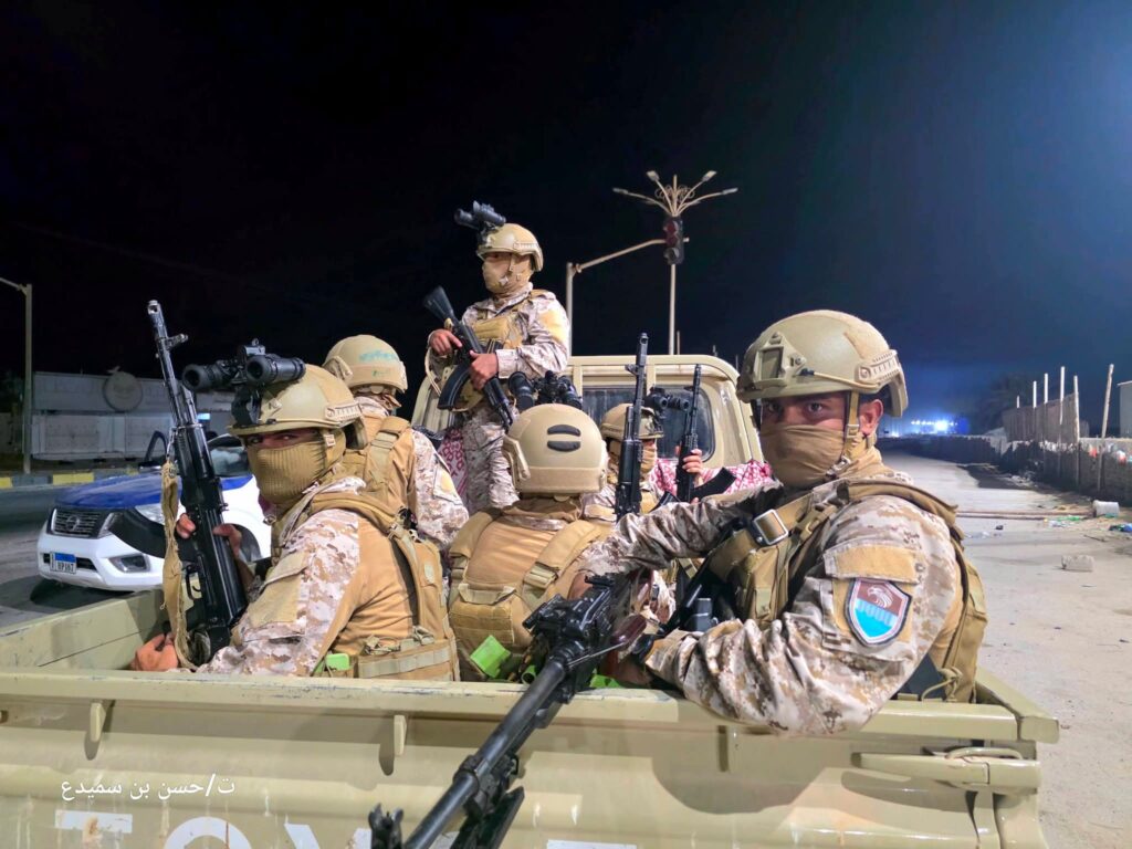 الصحفي بن سميدع يروي حقيقة مايشاع حول الانفلات في مطار الريان الدولي "صور" الصحفي بن سميدع يروي حقيقة مايشاع حول الانفلات في مطار الريان الدولي "صور"